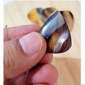 Púa de guitarra de ojo de tigre natural, accesorio de guitarra de piedra de ojo de tigre, púa de guitarra de piedra con color - Product Image 1