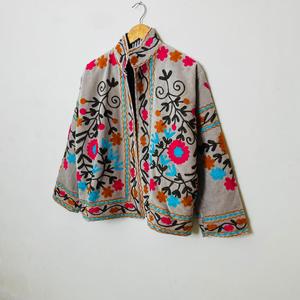 Veste de luxe en velours ivoire brodée pour femme, motif floral coloré, style bohème, manteau d'hiver de créateur, vente en gros pour boutiques, vêtements d'extérieur B2B - Product Image 1