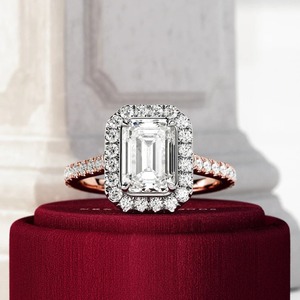 Bague de fiançailles pour femme en or jaune 18 carats avec diamant de laboratoire taille émeraude de 2 carats, halo et pavé cathédrale, certifiée IGI - Product Image 3