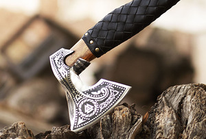 Hacha Vikinga Forjada a Mano de Grado Industrial, Directo de Fábrica, con Hoja de Acero al Carbono y Mango de Madera Envuelto en Cuero - Product Image 3