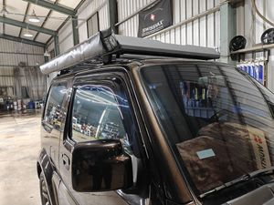 แผ่นบังแดดกันฝนสำหรับรถยนต์ Suzuki Jimny ปี 1998-2018 รุ่น GCS ผลิตจากอะคริลิกพร้อมเทปกาวสองหน้า รุ่น SZ637 - Product Image 3