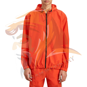 Ensemble survêtement coupe-vent personnalisé pour homme avec veste zippée et pantalon, en matière légère, idéal pour la gym et le jogging - Product Image 2