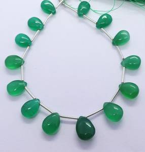 ลูกปัดออนิกซ์สีเขียวธรรมชาติทรงลูกแพร์เรียบเนียนขนาด 8x12 มม. ลูกปัดออนิกซ์สีเขียวทรงลูกแพร์ขนาด 7 นิ้ว สำหรับทำเครื่องประดับขายส่ง - Product Image 1