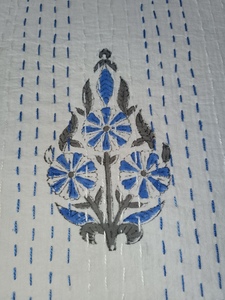 Cubrecama Estampado Floral con Aves, Estilo Bohemio, Moderno, para Todas las Estaciones, de Algodón, Patchwork, Hecho a Mano en Rajasthan, Blanco y Azul, para el Hogar - Product Image 5