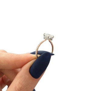 Bague de fiançailles de luxe avec diamant de laboratoire taille coussin de 1,5 carat et halo caché en or 14K, 18K ou platine - Product Image 3