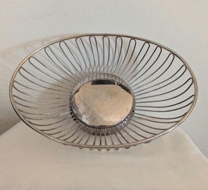 Corbeille à fruits en métal d'inspiration antique avec base en fil métallique robuste et boucles élégantes pour le rangement quotidien des fruits avec style - Product Image 4