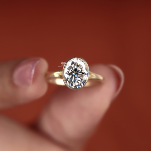 Anillo de compromiso solitario de oro de 14K con diamante ovalado engastado en bisel, joyería nupcial minimalista, fabricante y proveedor mayorista personalizado - Product Image 6