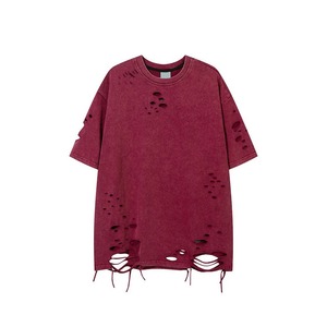เสื้อยืดคอกลมแขนสั้นทรงปกติสำหรับผู้ชาย สีแดงเลือดหมู ผ้าฝ้ายเจอร์ซีย์ 100% ระบายอากาศได้ดี สไตล์สตรีท ดีไซน์ขาดๆ แบบดิสเทรส - Product Image 1