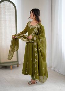 Costume Anarkali traditionnel vert olive pour femmes avec dupatta brodé, coupe ample, longueur cheville, en rayonne, style Inde Pakistan - Product Image 5