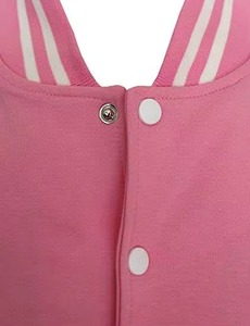 Veste universitaire unisexe rose personnalisée pour l'hiver, boutons blancs, bordure rayée, col montant, décontractée, respirante, logo frontal, fabricant OEM - Product Image 3