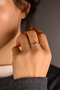 Bague de mariage incurvée en or blanc 14 carats avec diamant de laboratoire en zigzag - Product Image 4