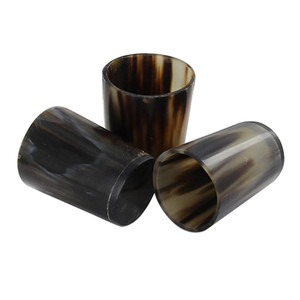 Verre à shot artisanal en corne de buffle et de bœuf, base en résine, tasse de la tradition nordique, inspiré des taverne médiévales, chopes à boisson froide - Product Image 1