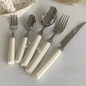 Juego de Cubiertos Modernos de Acero Inoxidable con Acabado Espejo, Mangos de Resina Verde, Aptos para Lavavajillas, para Bodas y Fiestas - Product Image 6