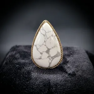 Cabochon en howlite blanche naturelle avec rainure en laiton – Composant de pendentif en pierre précieuse fait main en forme de goutte avec cadre en laiton - Product Image 5