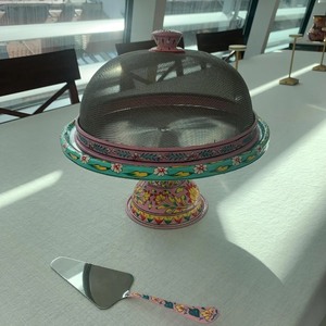 Support à gâteau en métal fait main avec motif floral et couvercle en dôme en maille, forme ronde, base rose, motif décoratif, ensemble de 2 pièces - Product Image 5