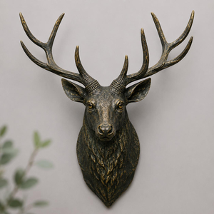 Sculpture murale audacieuse en forme de tête de buffle dorée métallique, avec des cornes courbes spectaculaires, disponible à prix de gros. - Product Image 2