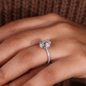 Anillo de compromiso de diamante cultivado en laboratorio de corte ovalado, punta de garra doble y configuración de pavé, anillo de boda y promesa de oro blanco de 10K para ella - Product Image 5