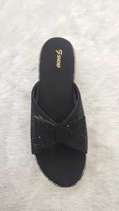 Sandales à enfiler confortables pour femmes, noires, à bout ouvert, ornées de cristaux et d'un nœud, style chic, vente en gros - Product Image 4