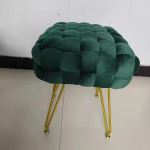 Asiento tapizado en terciopelo y puf de metal y terciopelo que anclan el espacio con un interesante contraste entre la estructura fría y la comodidad de la suavidad. - Product Image 4