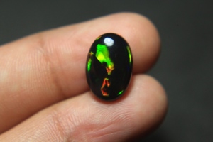 Ópalo Negro Gema Preciosa Natural Etíope de 15*10*5mm, Corte Ovalado, Cabujón de 3.80 Quilates con Fuego Multicolor, Piedra Suelta - Product Image 5