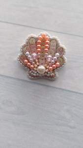 Broche de cuentas hecho a mano exclusivo, elegante regalo de moda para mujeres a precio económico. - Product Image 3