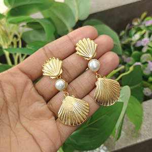 Boucles d'oreilles pendantes en perles de nacre plaquées or 18 carats, tendance, inspirées de l'océan, vente en gros, bijoux de luxe minimalistes pour femmes, style plage - Product Image 4