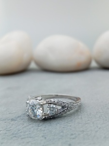 แหวนแต่งงานทรงทันสมัยสำหรับผู้หญิงจาก D'VINS JEWELS ประดับเพชรทรงบริลเลียนต์สี D ขาว ชุบเงินและทองคำ พร้อมใบรับรอง - Product Image 3