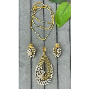 Magnifique collier et boucles d'oreilles pendantes en or avec pierres CZ, idéal pour les mariages et les soirées – Collection - Product Image 2