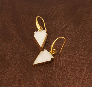 Pendientes colgantes minimalistas de ágata blanca con drusa, de latón con baño de oro de 18k, con forma de punta de flecha y gancho de drusa. - Product Image 3