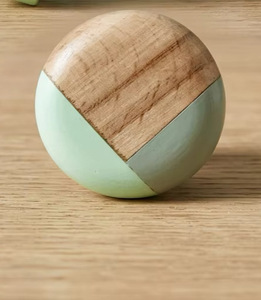 Bouton rond en bois moderne avec finition vert menthe, design minimaliste pour poignée de meuble de salon - Product Image 3