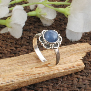 แหวนเงินแท้ 925 ประดับไคยาไนต์ทรงเหลี่ยมธรรมชาติ ดีไซน์คลาสสิก เหมาะสำหรับเป็นของขวัญในโอกาสแต่งงานและวันครบรอบสำหรับผู้หญิง - Product Image 5