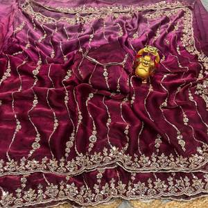 Sari de seda espacial de doble tono vibrante con trabajo tradicional de Zari Mango y blusa de diseñador completamente cosida para un glamour festivo - Product Image 4