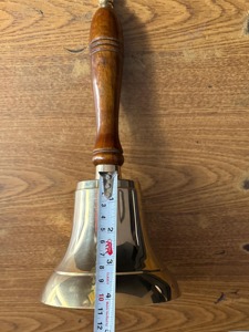 Campana de mano de latón de estilo moderno con mango de madera para entrenadores, profesores y guías de meditación, campana de mano de latón de tono claro, estilo indio - Product Image 3