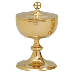 Ciboire en métal avec finition polie brillante et émail blanc, plaqué or, design élégant, couvercle en forme de croix, pour mariage et église - Product Image 6
