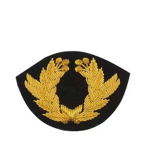 Badges en silicone de haute qualité avec patch brodé, base en velours personnalisée, décoration de perles en fil métallique doré - Product Image 1