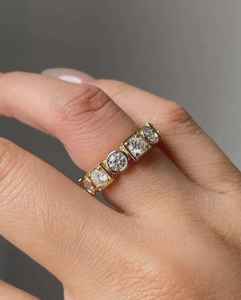 Anillo de banda de eternidad completa con corte redondo cultivado en laboratorio para mujer, apilable, vintage, de oro macizo de 14K, amuleto de aniversario para parejas - Product Image 2