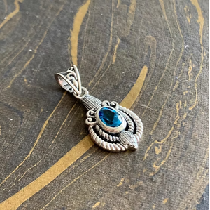 Colgante Solitario de Topacio Azul en Plata 925 Hecho a Mano, Joyería Ligera Unisex para Uso Diario y en Cualquier Ocasión - Product Image 4
