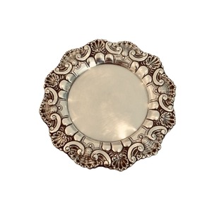Plato de Presentación Plateado Ecológico de Lujo Moderno con Borde de Concha en Relieve, Plato de Metal para Servir, Decoración de Mesa, Suministros para Eventos y Catering - Product Image 1