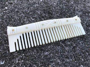 Nouveau peigne à cheveux artisanal de qualité supérieure en os de buffle viking, style floral sculpté, avec agate indienne, en os naturel, pour massage crânien, peigne courant - Product Image 4