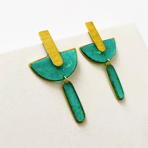 Boucles d'oreilles géométriques en résine verte avec accent doré, bijoux fantaisie pour femmes, boucles d'oreilles artistiques, artisanat en résine - Product Image 3