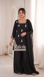 NOUVEAU DESIGNER ROMAN SILK TOP PALAZZO ET DUPATTA EN SOIE ROMAINE AVEC TRAVAIL GONFLEÉ ET GÉLÉNOUCHÉ - Product Image 3
