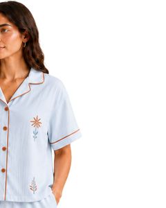 Ensemble de pyjama personnalisé bleu clair pour femme, manches courtes, boutonné, broderie florale, doux, respirant, ensemble de détente d'été - Product Image 4