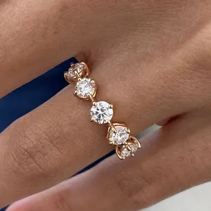 Bague en moissanite à cinq pierres taille ronde, en argent sterling 925 plaqué or rose, style vintage, empilable, unisexe, pour anniversaire et mariage - Product Image 1