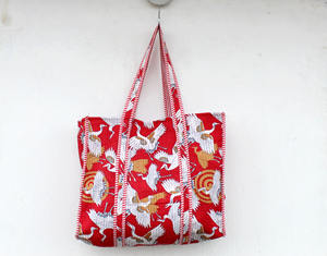 Elegante Bolso Tote Grande Reversible Acolchado de Algodón con Estampado Floral, Diseño Floral Multicolor, Práctico y Moderno - Product Image 1