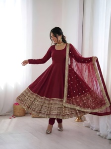 Robe Anarkali en soie romaine brodée avec bas en crêpe naturel et dupatta en tulle - Product Image 2