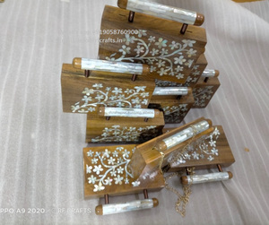 Elegante bolso de mano con diseño floral de nácar, perfecto para ocasiones nupciales o de boda - Product Image 2