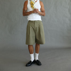 Pantalones Cortos Unisex de Sarga 100% Algodón, Estilo Vacacional, Pierna Ancha, Plisados, Color Oliva, Colección Verano 2026 - Product Image 2