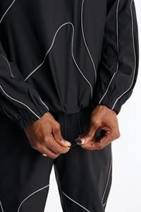 Ensemble de survêtement sportif en nylon noir pour homme, coupe-vent anorak à capuche, veste zippée et short avec passepoil contrastant, style streetwear - Product Image 3