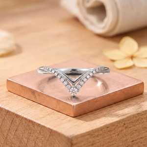 Bague Chevron Moderne et Élégante en Or Rose 14K avec Diamant de Laboratoire, Bague en V avec Diamant, Alliance Courbe Empilable, Bijoux Fins - Product Image 5