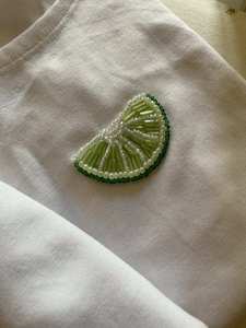Nouvelle Collection – Débardeur Court en Coton Blanc Côtelé avec Broderie Perlée Faite Main et Patch Poisson Arc-en-ciel pour Femme – Style Décontracté et Tendance - Product Image 5
